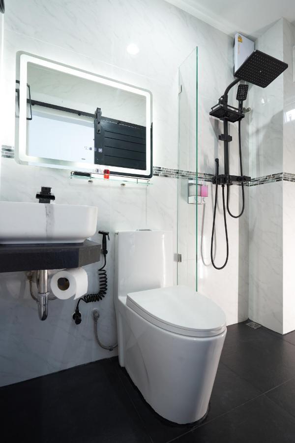 Thonglor Suites Hotel Банкок Екстериор снимка