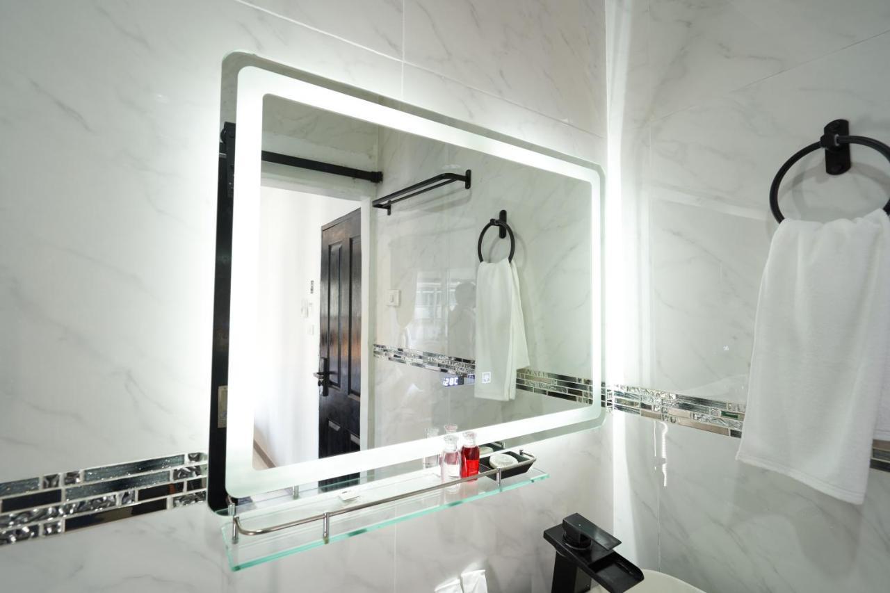 Thonglor Suites Hotel Банкок Екстериор снимка