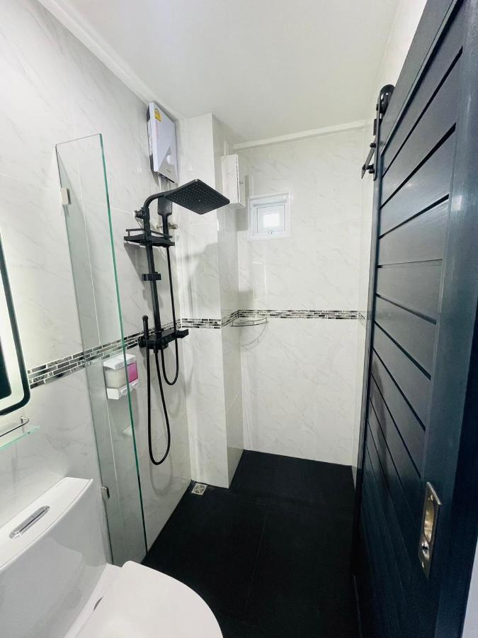 Thonglor Suites Hotel Банкок Екстериор снимка