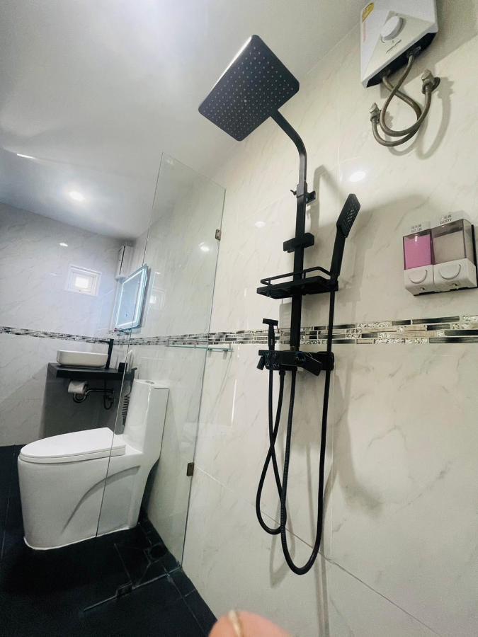 Thonglor Suites Hotel Банкок Екстериор снимка