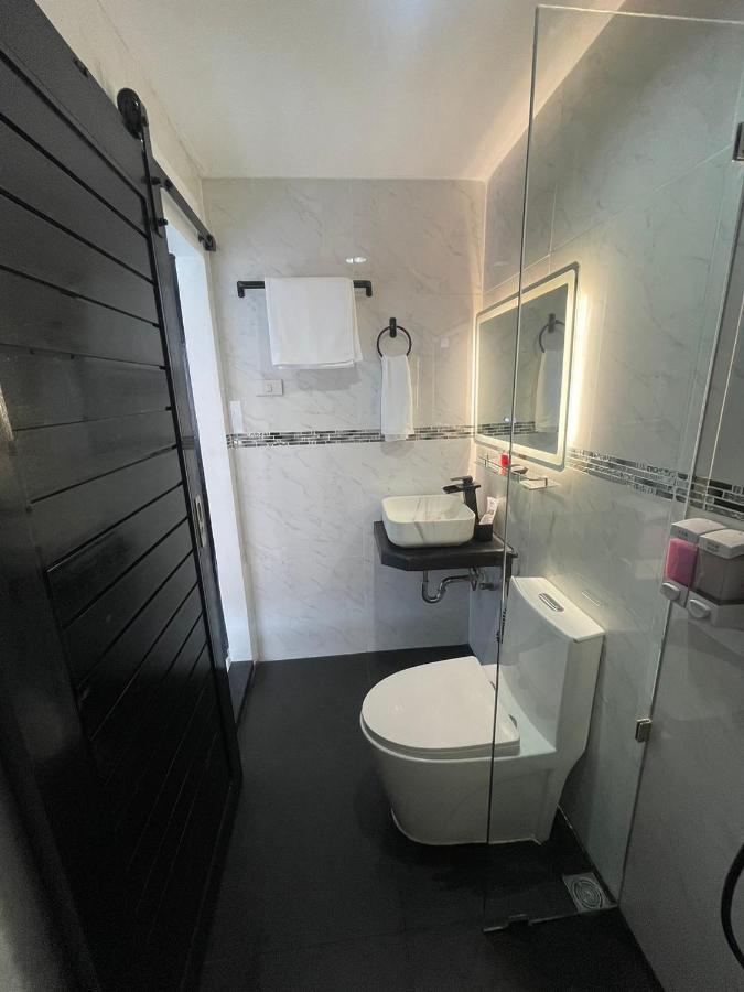 Thonglor Suites Hotel Банкок Екстериор снимка