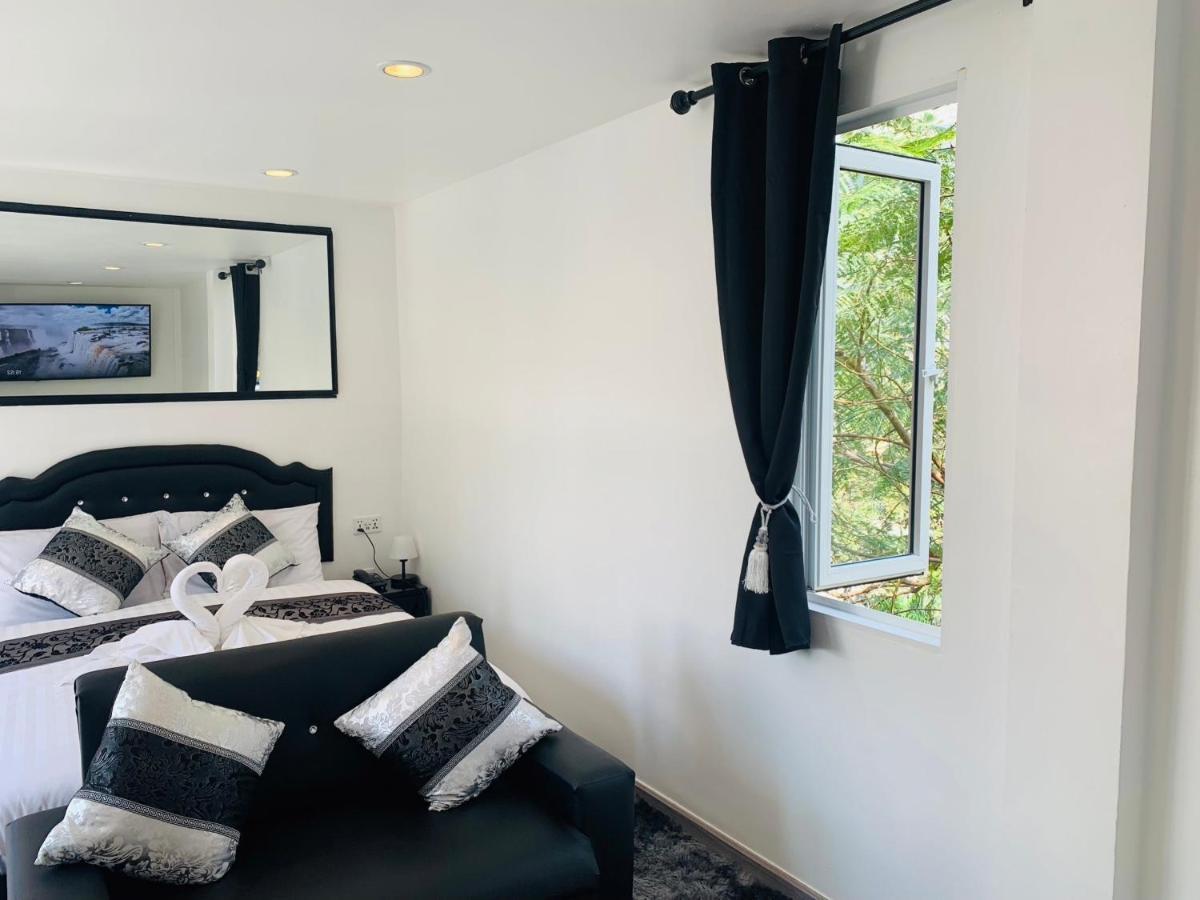 Thonglor Suites Hotel Банкок Екстериор снимка