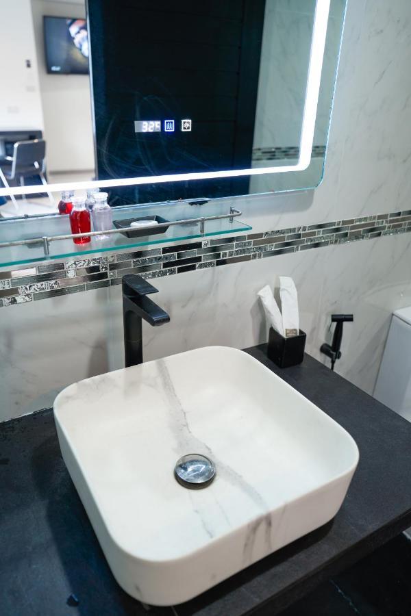 Thonglor Suites Hotel Банкок Екстериор снимка