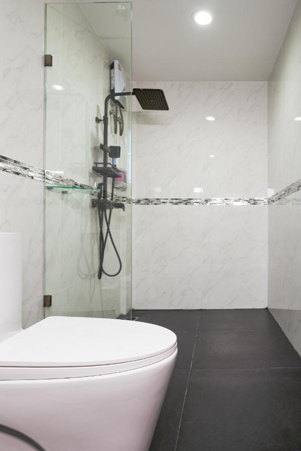 Thonglor Suites Hotel Банкок Екстериор снимка